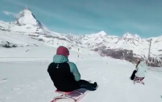 Schlitteln mit freier Sicht aufs Matternhorn: Video-Still aus dem Spot der Berner Kommunikationsagentur CRK... (Bild: Screenshot KR)