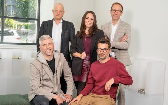 Das Team um Chefredaktorin Désirée Pomper: Gaudenz Looser (l.), Daniel Waldmeier (stehend), Basil Honegger, Côme Gallet (r.)...   (Bild 20min/Celia Nogler