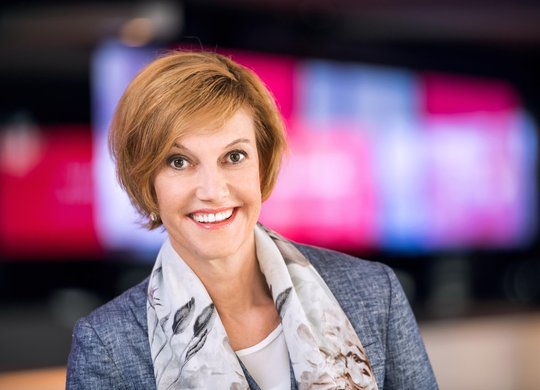 Die Kommunikationsabteilung wird in einen Stabsbereich der Direktion umgewandelt. Daher hat sich Andrea Hemmi entschieden, SRF per Ende Jahr zu verlassen...          (Bild: SRF) 