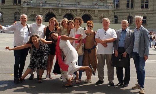 Die «unterwanderte» Gruppe am 21. Juli 2020 in Bern, am Tag der Ankündigung des später gescheiterten Referendums gegen die SwissCovid App…            (Screenshot heidi.news)