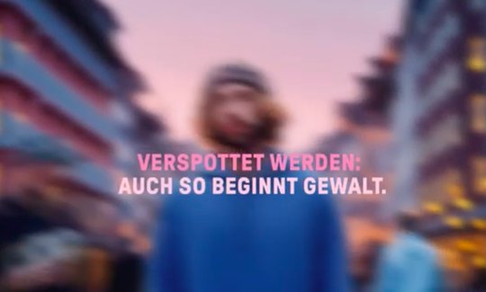 Die unscharfen Videos lassen die Gesichter von Menschen erahnen, die von Ausgrenzung und Gewalterfahrungen berichten... (Bild: Screenshot Youtube)