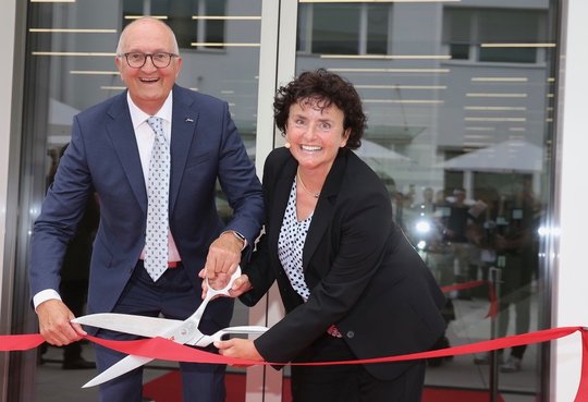 Jura-CEO Emanuel Probst eröffnet mit Ehefrau Marianne den «JURA Campus»...   (© Klein Report/André Häfliger)