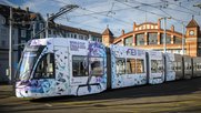 Ein Tram der Basler Verkehrs-Betriebe wird quer durch die Stadt Werbung für die kommenden Pferdesportanlässe machen…    (Bild: © CHI Basel/ Fotografie Stuppia)