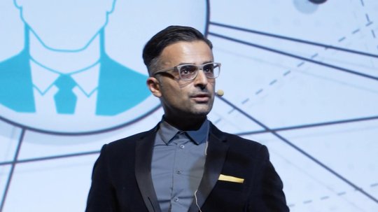 Dimitrios Haratsis führt durch die Konferenz.