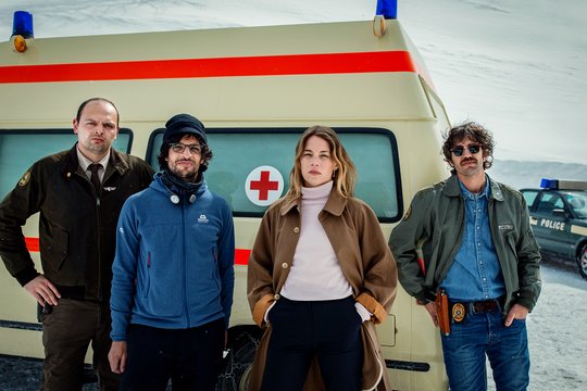 Filmisch überzeichnete Langeweile, bis endlich etwas los ist: Die Tschugger vom Wallis...         (Bild: SRF)