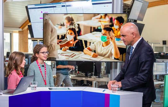 Gesundheitsminister Alain Berset erklärt sich: Auch die elfjährige Marah hatte da mal eine Frage zur Corona-Politik. (Bild zVg)