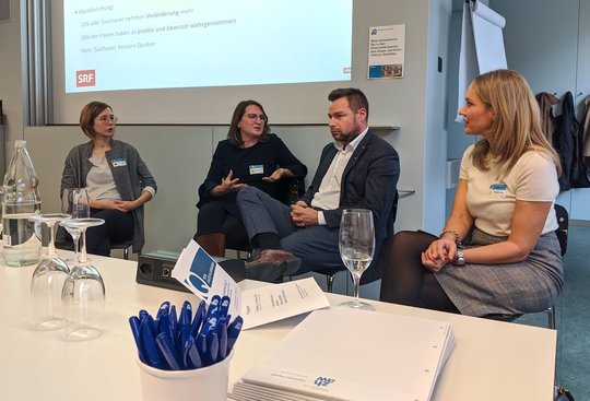 Frauenbewegte Runde: Nicole Döbeli, Katia Murmann, Maurice Thiriet und Patrizia Laeri (v.l.)