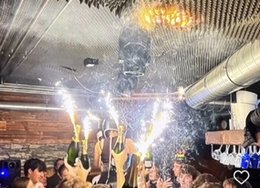 Kerzen auf Champagnerflaschen (Inst/Augenz.)