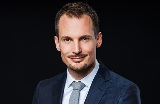 Jonas Projer wechselt zur «NZZ am Sonntag» an die Falkenstrasse (Bild: SRF/Oscar Alessio)