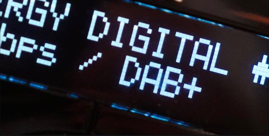 Alle Schweizer Radiosender verbreiten schon heute ihre Radioprogramme parallel zu UKW auch über DAB+...