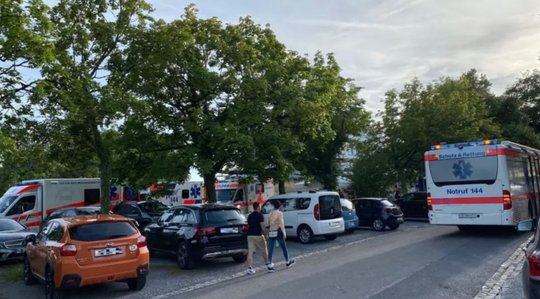 Halbinsel Au am Dienstagnachmittag: «Vonseiten der Sanität war es ein ‚Grosseinsatz‘, sagt Mediensprecher Florian Frei von der Kantonspolizei Zürich...      (Bild © Kantonspolizei Zürich)