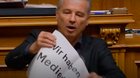«Wir haben eine Medienkrise»: SP-Mann Ueli Schmezer packt sein Plakat aus... (Bild: Screenshot Klein Report)