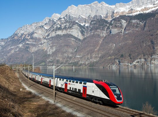 TWINDEXX_Express_double-deck_train_in_Walensee_Switzerland_Kopie