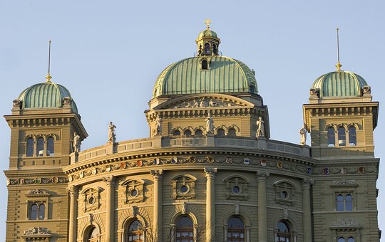 Die Gebühren-Senkung auf 300 Franken durch Medienminister Albert Rösti reicht aus, findet das Gremium... (Bild: Wikipedia)