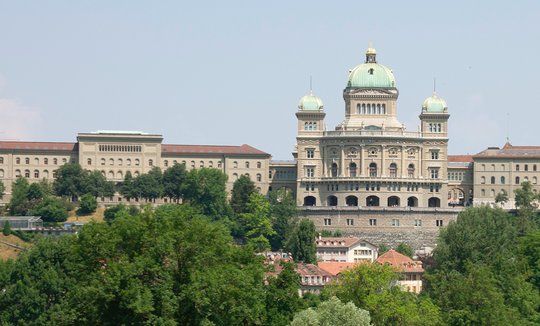 Wer kein Insider ist, kann nur erraten, welche Dokumente hinter den Mauern der Bundesverwaltung lagern... (Bild: Wikipedia)