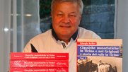 Auch ein erfolgreicher Buchautor: Giorgio Keller mit seinem Werk über Tessiner Motorsporthelden... (Bild: zVg / © Giorgio Keller)