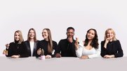 Sie kommen mit den verschiedensten Rucksäcken: Bettina, Evelyne, Felicia, Samuel, Amina und Lorena sind jetzt neu bei Rosarot an Bord…        (Bild: zVg)