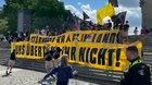 «Stärkste Kraft im Land, uns übertönt ihr nicht!»: Transparent an der unbewilligten Demo von Rechtsaussen... (Bild: Screenshot Youtube)