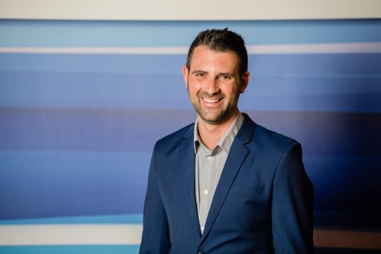 Yves Schott moderiert bei TeleBielingue und ist auch noch Chefredaktor vom «Bärnerbär»...     (Bild: Matthias Käser) 