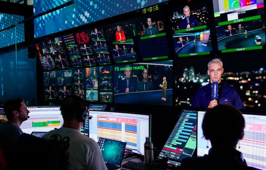 Im Ringier Pressehaus in Zürich und am Somedia-Sitz in Chur wurde parallel recherchiert... (Bild: © Ringier / zVg)