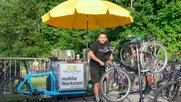 Kampf dem Elterntaxi: Der Velomech Hasnain Reza schraubt an den Velos, während die Junioren und Juniorinnen übers Spielfeld dribbeln. (Bild © FC Kriens)