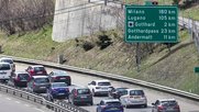 Wer über Staus auf Autobahn und Nationalstrassen berichtet, diskriminiert weder Velos noch die SBB, sinniert die UBI...      (Bild Screenshot SRF)