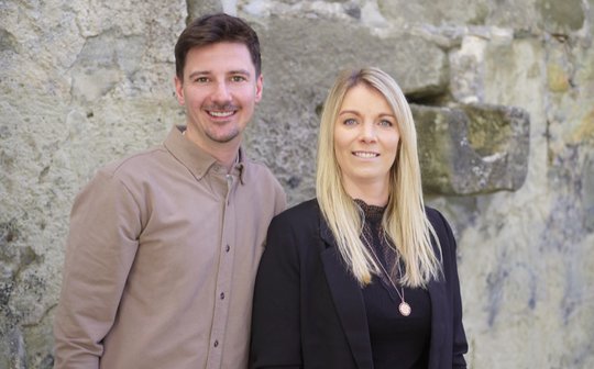 Thierry Frey als CCO und Melissa Spycher als CEO steuern die Berner Mediaagentur in die Zukunft...    (Bild: zVg)