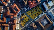Gelbe Stühle, riesige Leinwand: Auf der Piazza Grande ist alles bereit für die Eröffnungsfeier am Mittwochabend. (Bild © LFF)