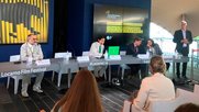 Kevin B. Lee (Mitte) ist am zweiten Festivaltag in Locarno vorgestellt worden. Links Direktor Gion A. Nazzaro, rechts Präsident Marco Solari.....  (Bild: cdt.ch)