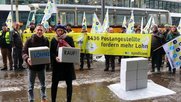 Mit einer lautstarken Aktion protestierten am Mittwoch vor dem Post-Hauptsitz Briefträgerinnen, Postauto-Chauffeure und Schalter-Mitarbeitende. (Bild © Syndicom)
