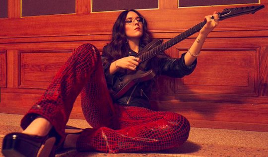 Der Song von Veronica Fusaro verbindet Alternative-Pop mit Rock-Elementen... (Bild: © SRF / zVg)