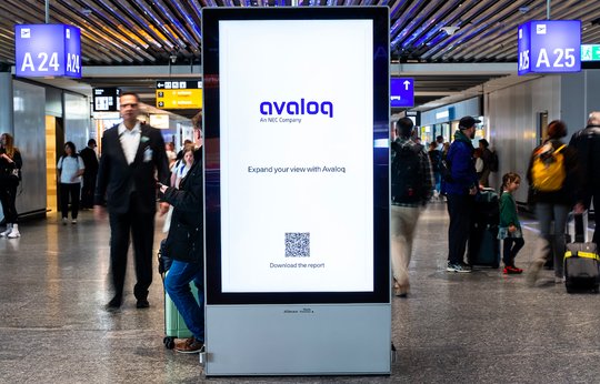 Die Werbespots für den Fintech-Anbieter Avaloq wurden im Departure-Bereich von Finanzmetropolen ausgespielt... (Bild: zVg)