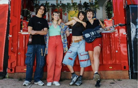 Die jungen Musiktalente Elio Banzer, Léa Lushnycky, Fiona Bosshard und Ava Seewer (v.l.n.r.) feiern ihren Auftritt am Berner Gurtenfestival... (Bild: zVg / © Nader Ben Belgacem)
