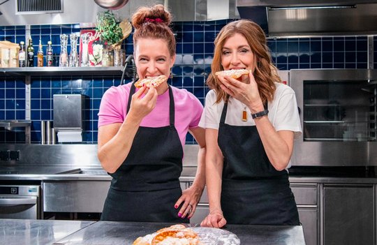 Gebacken: Nicole Freudiger (l.), passionierte Hobbybäckerin und Religionsjournalistin, zusammen mit Sängerin Sina (Bild © SRF/Marion Nitsch)