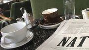Qualitätsjournalismus findet nicht in millionenschweren subventionierten Grossverlagen statt, sondern vor Ort. Hier das Café Jelinek in Wien...    (Foto © Regula Stämpfli)