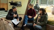 Start der Dreharbeiten im Zoo Zürich: (v.l.) Regisseur Mike Schärer und die beiden Hauptdarstellerinnen, Anna Pieri Zuercher und Carol Schuler…           (Foto: SRF)