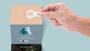 Das Mailing misst nur 140 x 90 Millimeter. Das ist das kleinste Format, das die Post noch zum Normaltarif befördert…          (Bild: Agentur am Flughafen)