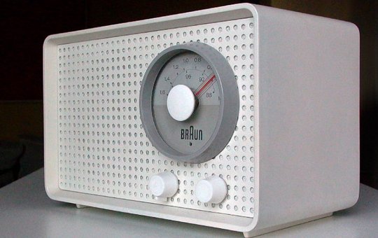 «Was ausserhalb der Zeitfenster gesendet wird, mag zwar regional relevant sein, wird aber in der Bakom-Statistik nicht erfasst», kritisiert Chefredaktor Dave Burkhard von Radio 1. (Bild Wikipedia)