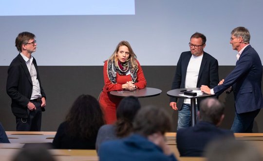 «Wie gut ist die Berichterstattung aus der Ukraine?»: Linards Udris, Uni Zürich, Luzia Tschirky, Korrespondentin SRF, Kurt Pelda, CH Media, und Moderator Franz Fischlin, QuaJou. (v.l.)        (Bild © QuaJou/Raphael Hünerfauth)