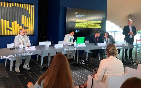 Kevin B. Lee (Mitte) ist am zweiten Festivaltag in Locarno vorgestellt worden. Links Direktor Gion A. Nazzaro, rechts Präsident Marco Solari.....  (Bild: cdt.ch)