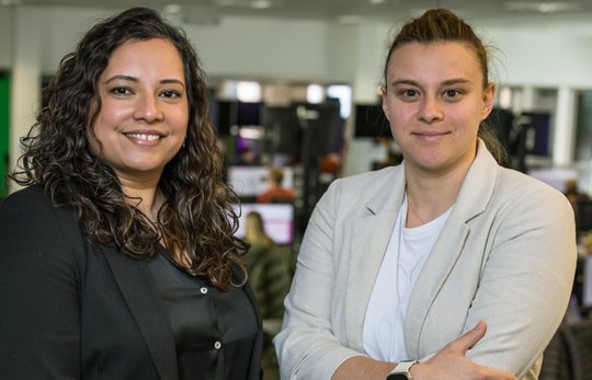 Nashua Gallagher (l.) und Emilie Rauschütz starteten am Dienstag bei Ringier... (Bild: zVg)