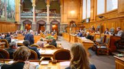 Nach langem Seilziehen und vielen Schlagzeilen beerdigt das Parlament das Wörtchen «besonders» aus den Voraussetzungen einer Superprovisorischen. (Bild © parlament.ch)