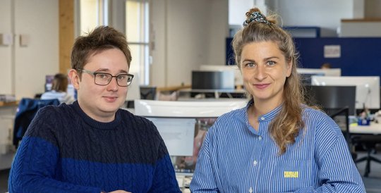 Gary Kaufmann (l.) ist der neue Chefredaktor der Tageszeitung «Vaterland» und Alexandra Fitz übernimmt die Leitung Publizistik…    (Bild: ©  «Vaterland»)