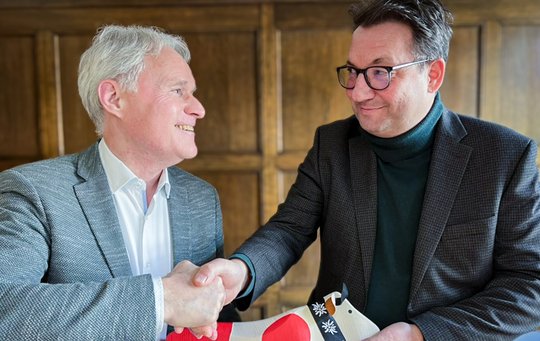 Christoph Clavadetscher (l.) übergibt nach fünf Jahren an der Spitze des Verwaltungsrats an Thomas Bähler…  (Bild: Gossweiler Media/zVG)