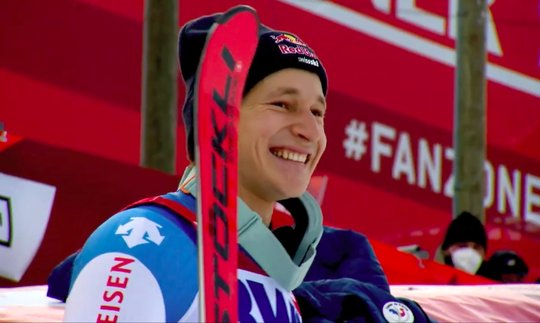 Marco Odermatt ganz oben: Erst gewinnt er die Goldmedaille im Riesenslalom an den Olympischen Spielen und jetzt den Riesenslalom- und Gesamtweltcup. (Bild Screenshot Youtube)
