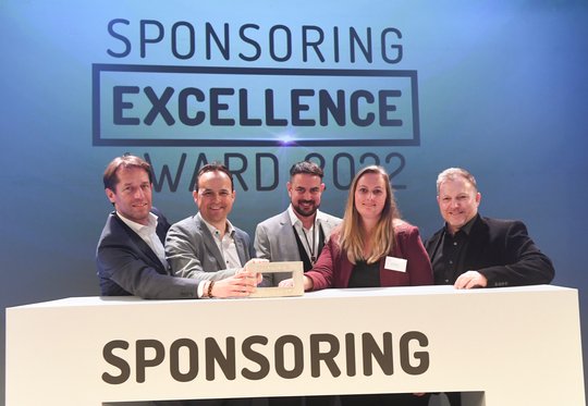 Das Raiffeisen-Team: Marketingleiter Oliver Niedermann, André Stöckli, Leiter Sponsoring & Events, Adrian Rickli, Hospitality & Events Manager, Denise Rohner, Performance Marketing Managerin, und Roger Feller, Leiter Digital Marketing (v.l.n.r.)