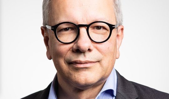 Telebasel fürs betagte Publikum, Baseljetzt für die jungen User: André Moesch erklärt, warum es auf dem Medienplatz Basel noch Platz hat für ein weiteres Onlinemedium. (Bild © Telebasel)