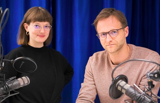 Wie im Radiostudio: «Apropos» wird moderiert von Mirja Gabathuler, Verantwortliche Podcasts, und Philipp Loser, Tamedia-Inlandredaktor und Kolumnist beim «Magazin». (Bild zVg)