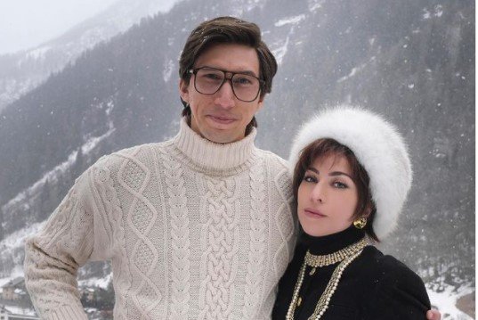 Da schien die Welt noch in Ordnung. Lady Gaga als Lady Gucci mit Adam Driver als Signore Gucci...         (Bild: Universal)