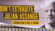 Ein Plakat vor dem Londoner Central Criminal Court (Old Bailey) während der letzten Verhandlung im Dezember…